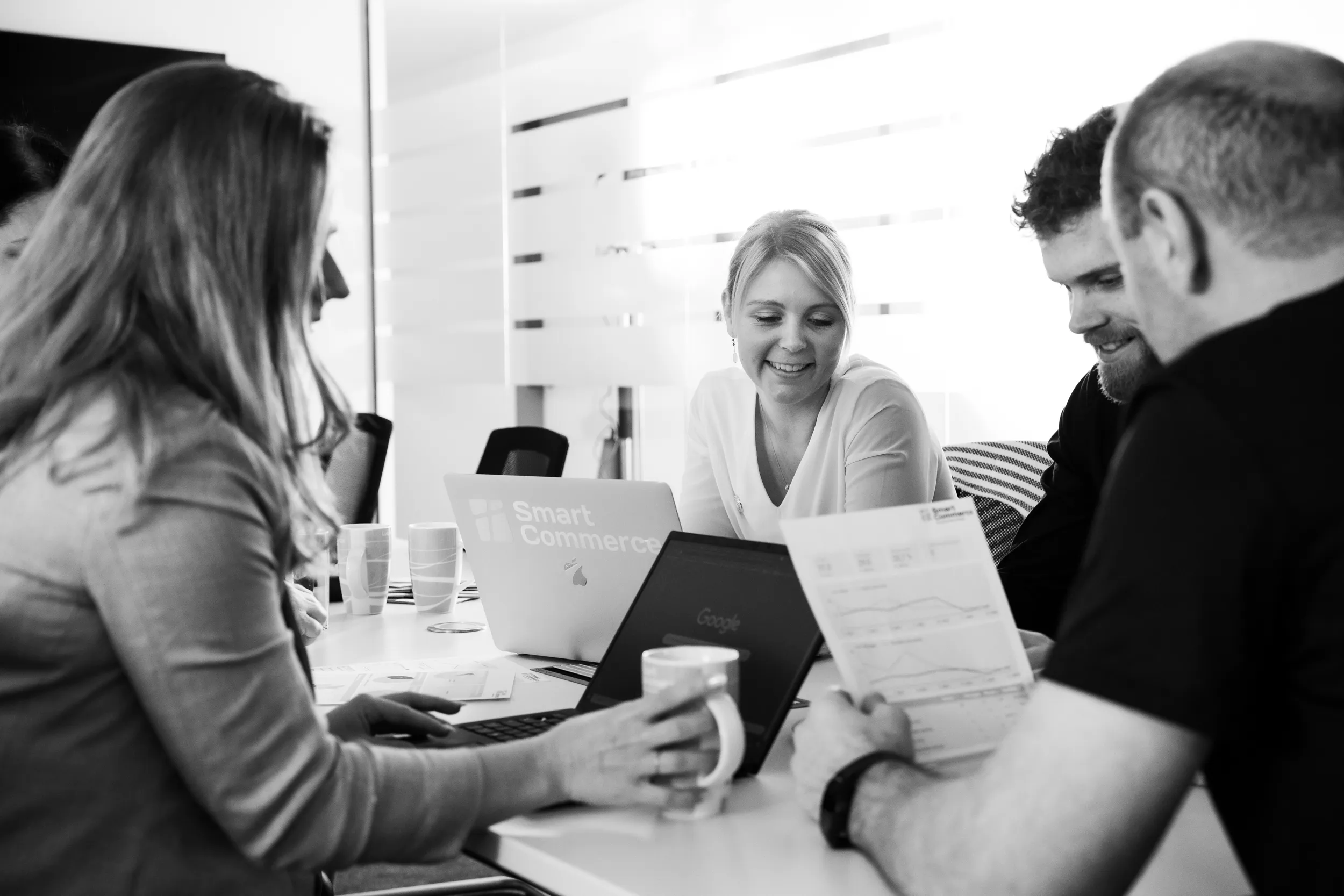 Smart Commerce Team bei der Zusammenarbeit