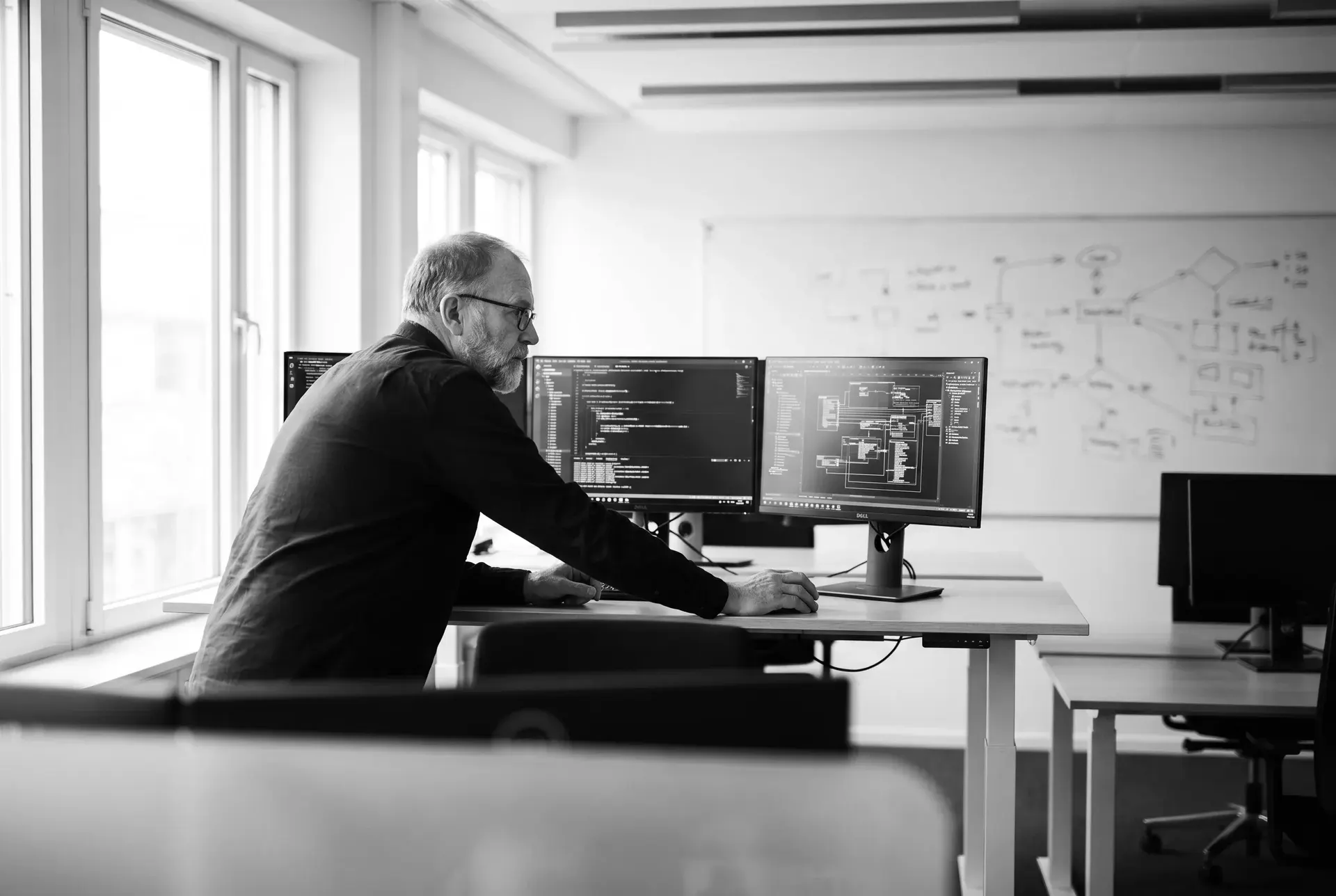 Senior Software-Entwickler an Code-Editor und Architektur-Diagramm, Whiteboard mit Ruleset im Hintergrund